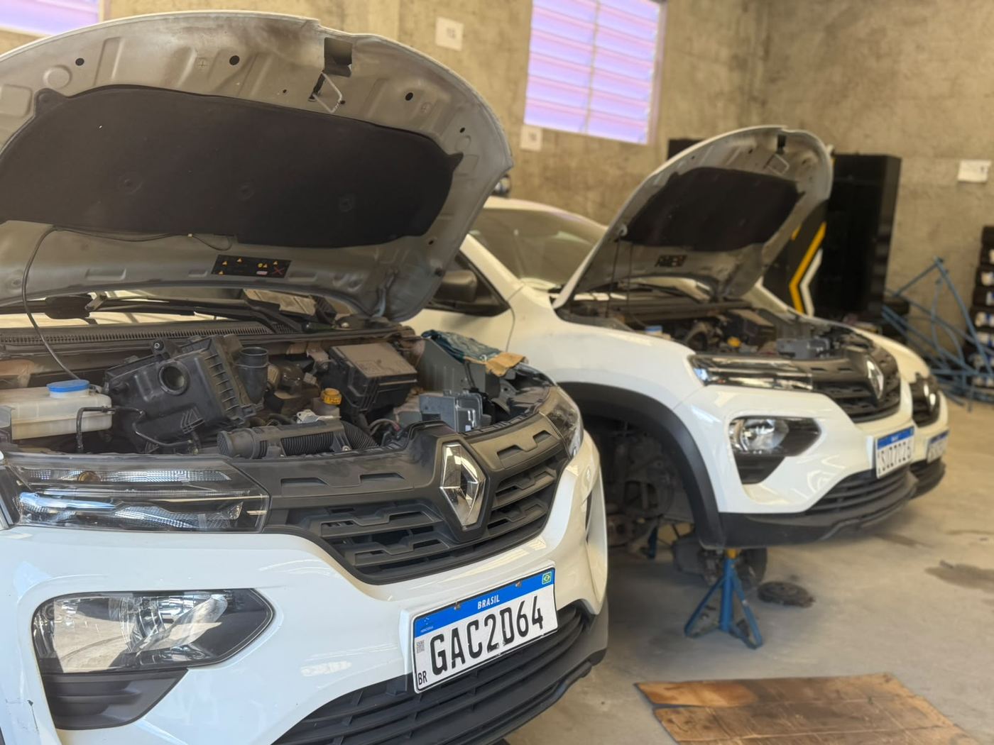 Veículos com motor aberto para diagnóstico